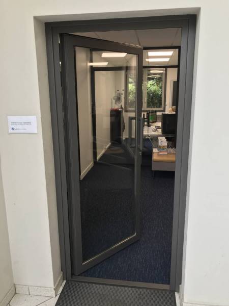 Porte vitrée en acier traditionnel pour cabinet expert comptable à Lyon