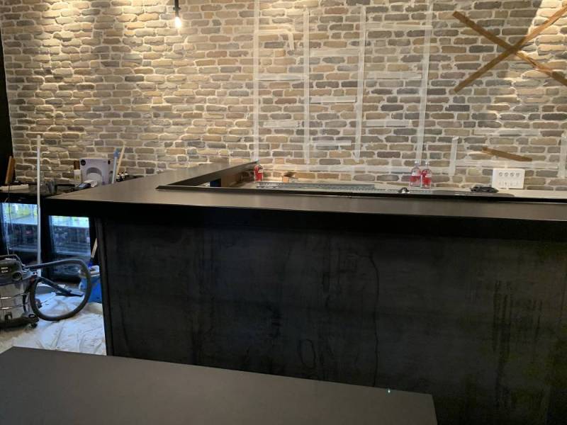 Réalisation d'une piste de bar en acier par l'équipe de CreAcier à Lyon