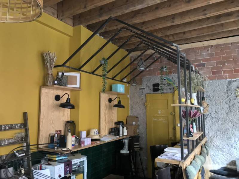 Conception d'une structure métallique en étagères pour un bar professionnel à Lyon