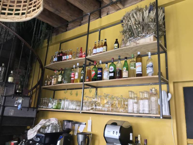 Conception d'une structure métallique en étagères pour un bar professionnel à Lyon