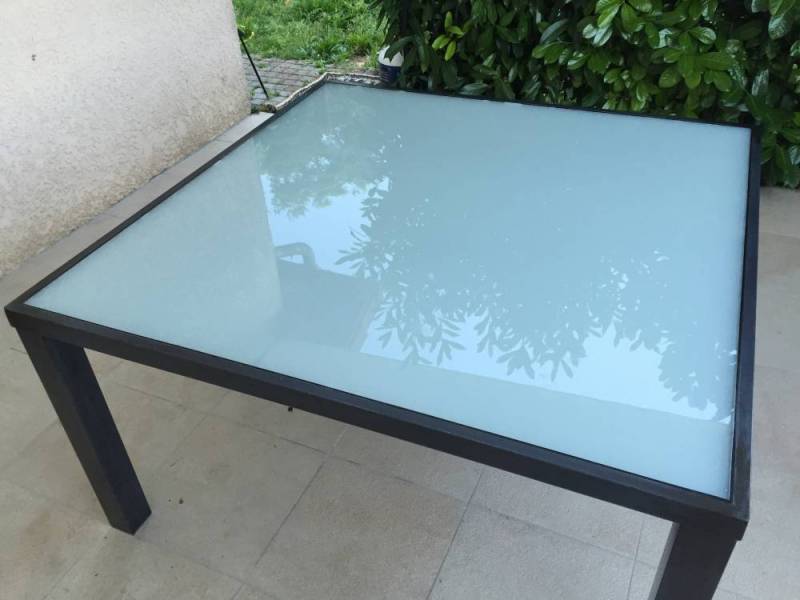 Création d'une table extérieure en métal et en verre opaque à Lyon