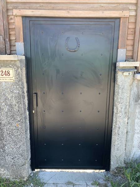 Portillon en acier avec rivet et fer à cheval à Saint Didier au Mont d'Or dans l'Ouest lyonnais