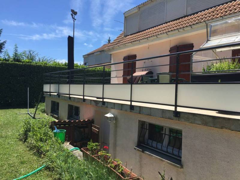 Garde-corps acier avec verre opaque pour extérieur à Francheville près de Lyon