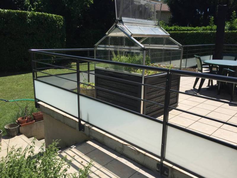 Garde-corps acier avec verre opaque pour extérieur à Francheville près de Lyon