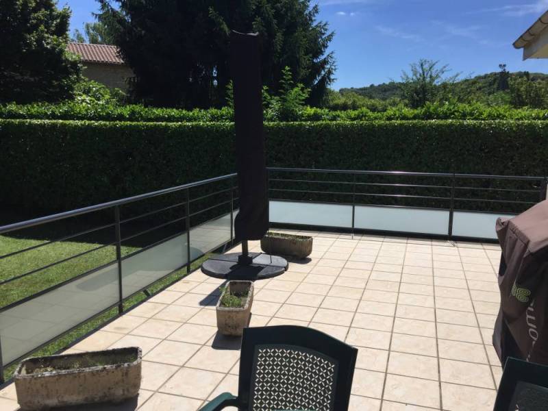 Garde-corps acier avec verre opaque pour extérieur à Francheville près de Lyon