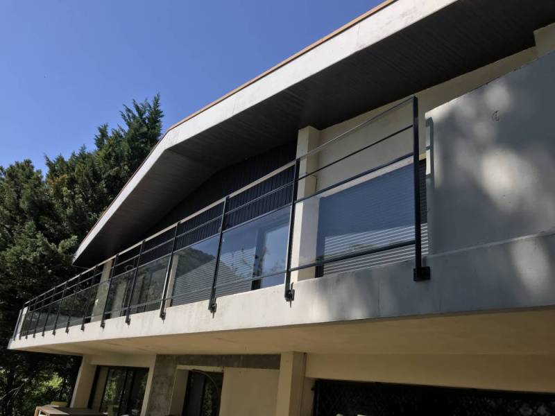 Garde-corps extérieur en acier avec soubassement en verre à Lyon