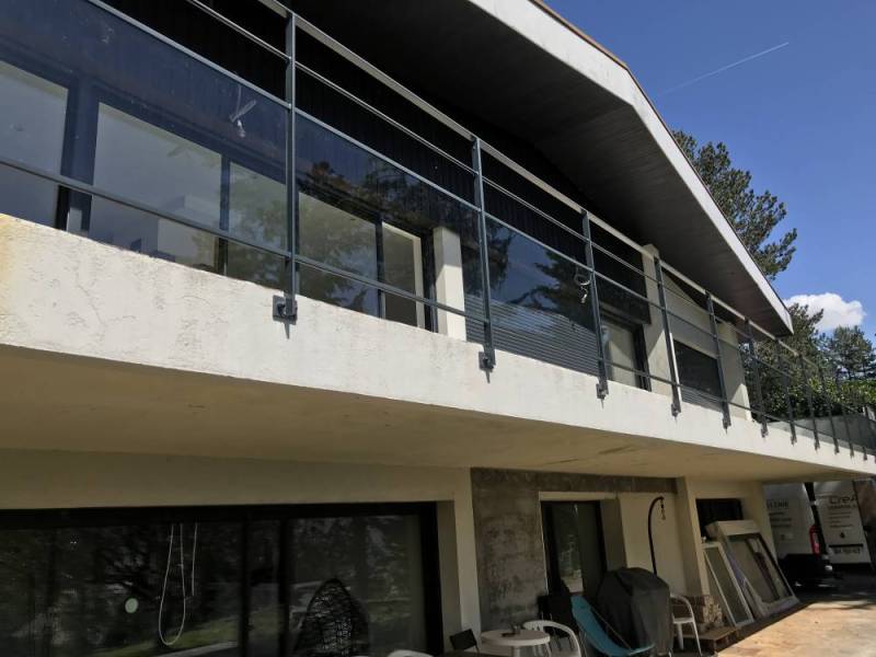 Garde-corps extérieur en acier avec soubassement en verre à Lyon