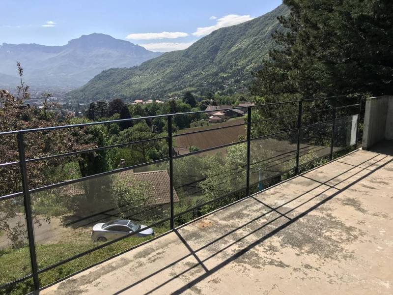 Garde-corps extérieur en acier avec soubassement en verre à Lyon
