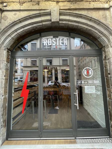 Menuiserie cintrée en accordéon pour la façade d'un restaurant de burger The Roster à Lyon 1