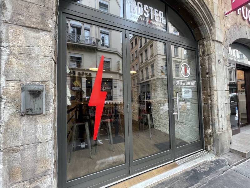 Menuiserie cintrée en accordéon pour la façade d'un restaurant de burger The Roster à Lyon 1