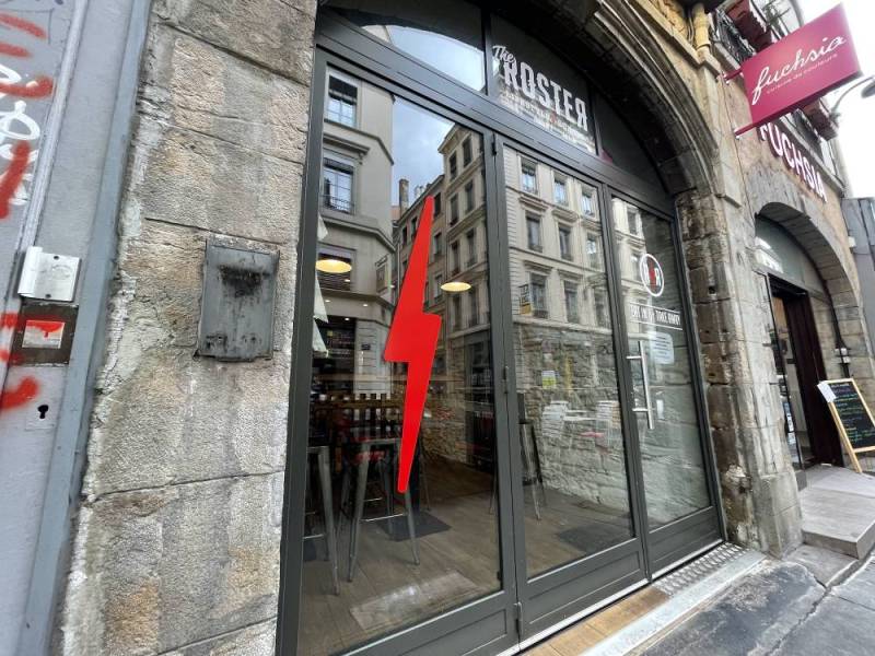 Menuiserie cintrée en accordéon pour la façade d'un restaurant de burger The Roster à Lyon 1