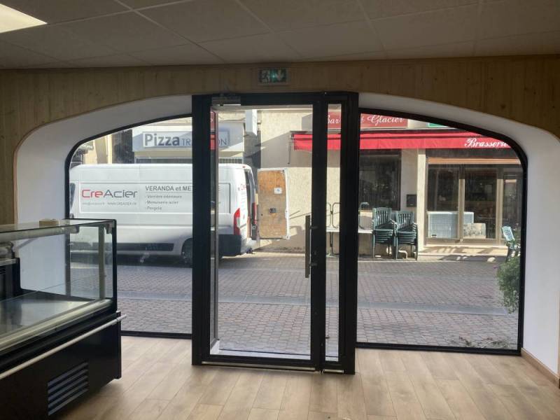 Devanture sur mesure en acier traditionnel pour une fromagerie à La Tour du Pin