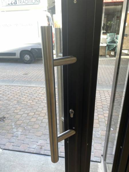 Devanture sur mesure en acier traditionnel pour une fromagerie à La Tour du Pin