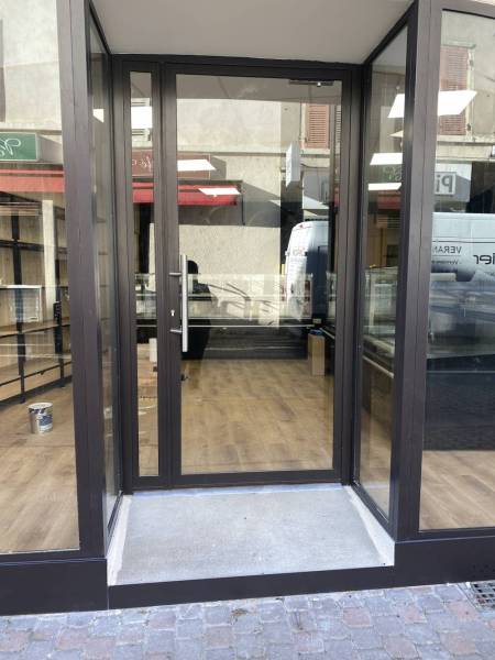 Devanture sur mesure en acier traditionnel pour une fromagerie à La Tour du Pin