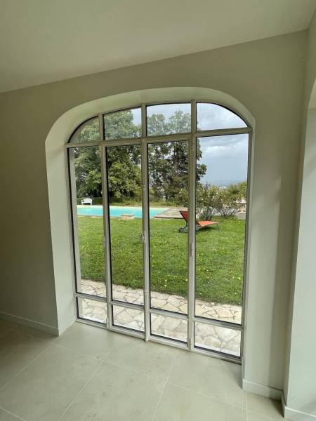 Menuiserie cintrée en acier à rupture de pont thermique sur Vienne