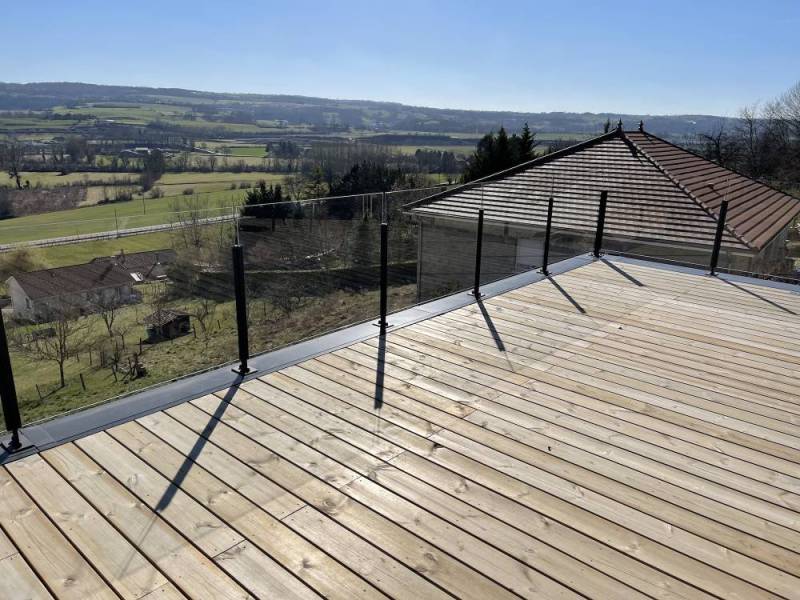 Garde-corps en verre sur terrasse à Cessieu proche de La Tour du Pin