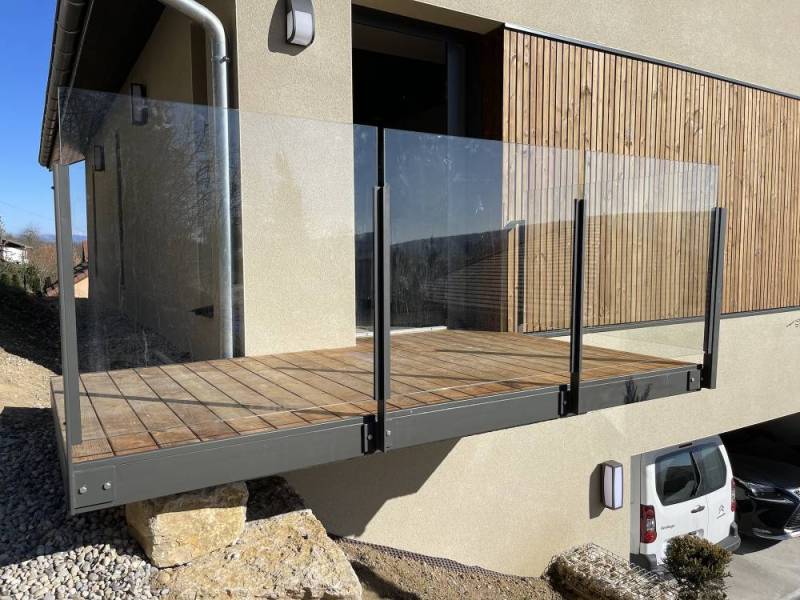 Garde-corps en verre sur terrasse à Cessieu proche de La Tour du Pin