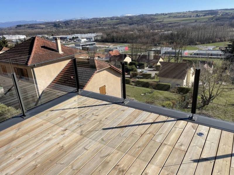 Garde-corps en verre sur terrasse à Cessieu proche de La Tour du Pin