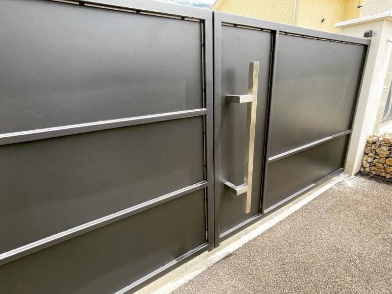 Portail moderne en acier sur St Didier de la Tour dans la région de Bourgoin Jallieu