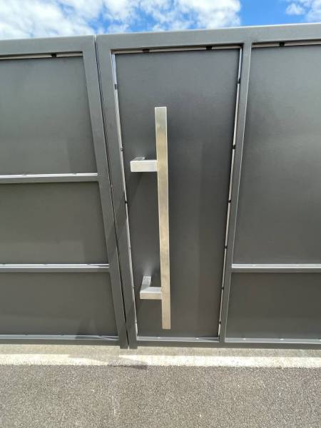 Portail moderne en acier sur St Didier de la Tour dans la région de Bourgoin Jallieu