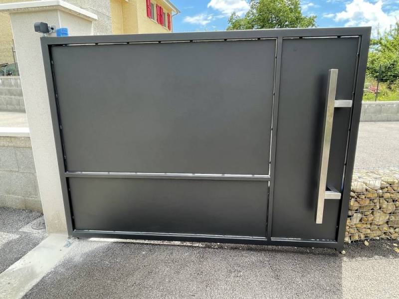 Portail moderne en acier sur St Didier de la Tour dans la région de Bourgoin Jallieu