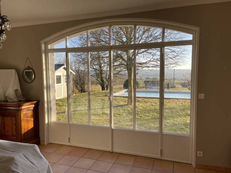 Fenêtre en acier cintrée