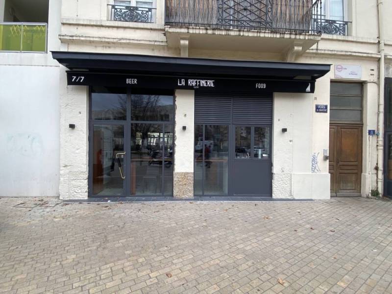 Menuiserie en acier traditionnel pour le restaurant LA RAFFINERIE Valmy à Lyon 9