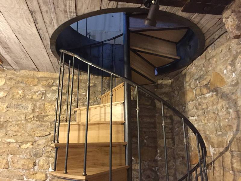 Escalier acier avec marche bois et rambarde cintrée à Grenoble