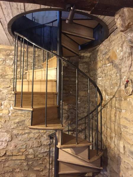 Escalier acier avec marche bois et rambarde cintrée à Grenoble