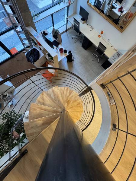 Escalier hélicoïdal sur mesure marche bois à Lyon