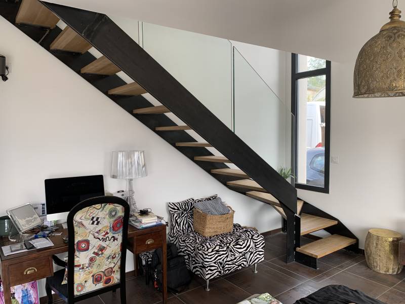 Escalier en acier et marche en bois sur mesure avec garde corps en verre à Chambéry