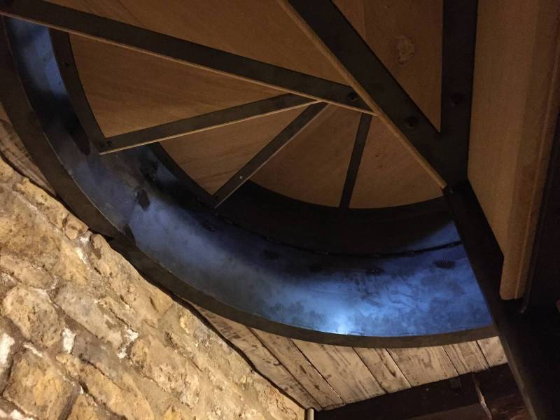 Escalier acier avec marche bois et rambarde cintrée à Grenoble