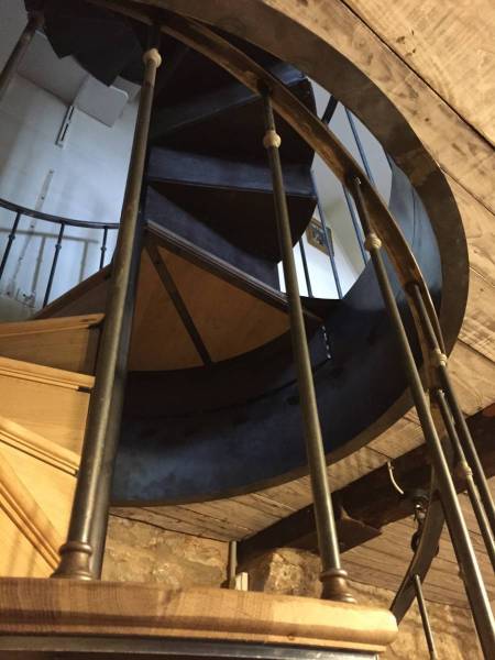 Escalier acier avec marche bois et rambarde cintrée à Grenoble
