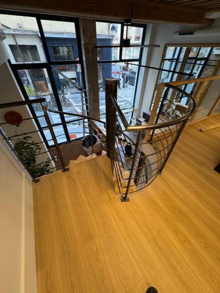 Escalier hélicoïdal sur mesure marche bois à Lyon