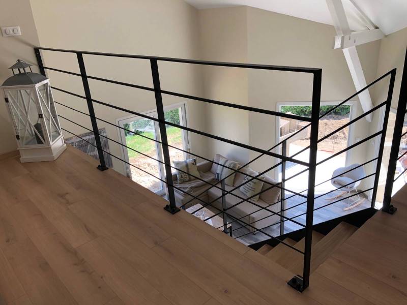 Escalier acier avec marche bois à Chapelle de la Tour, la Tour du Pin