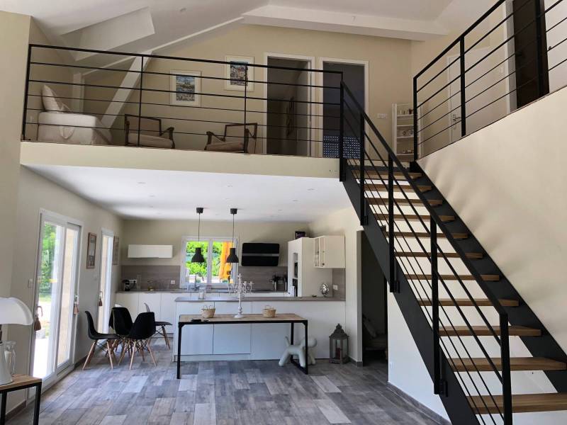 Escalier acier avec marche bois à Chapelle de la Tour, la Tour du Pin