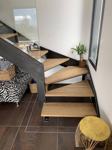 Escalier en acier et marche en bois sur mesure avec garde corps en verre à Chambéry
