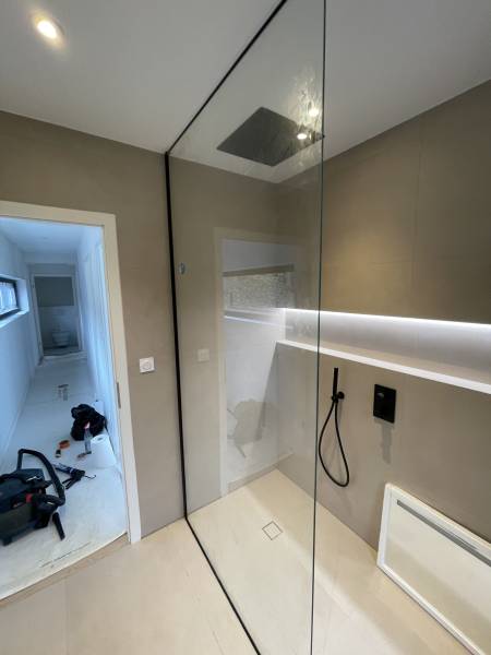 Pose de paroi de douche sur mesure sur Rillieux La Pape dans le Rhone