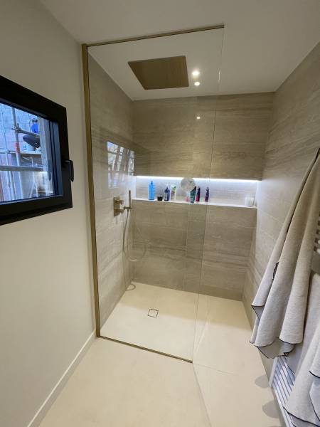 Pose de paroi de douche sur mesure sur Rillieux La Pape dans le Rhone