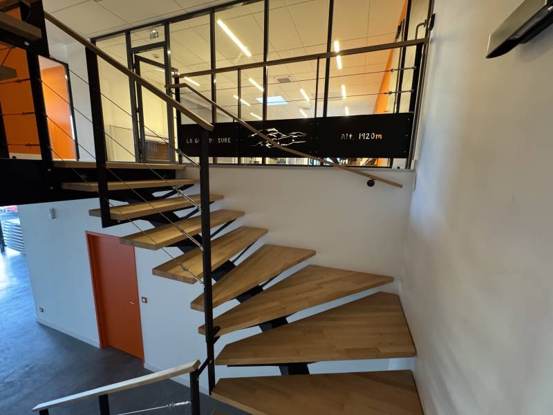 Escalier limon central marche bois Saint Étienne de Crossey