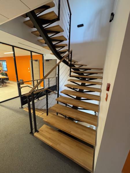 Escalier limon central marche bois Saint Étienne de Crossey