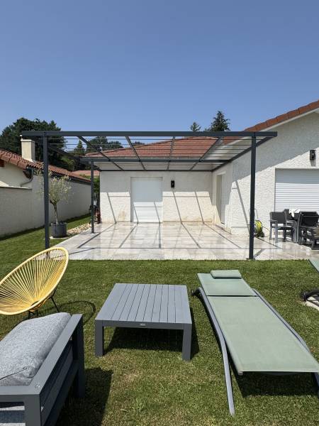 Pergola structure acier pour Canisse à Bourgoin Jallieu