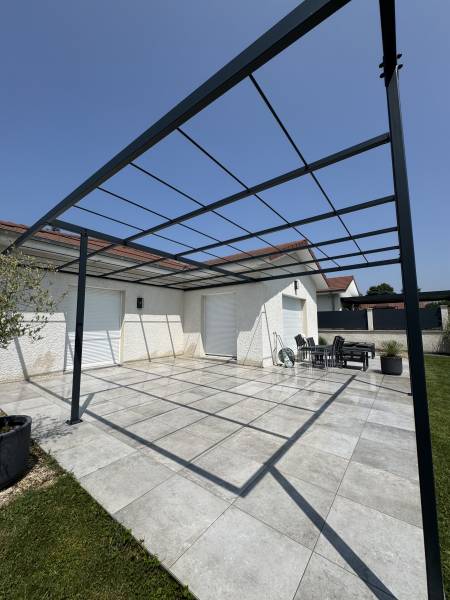 Pergola structure acier pour Canisse à Bourgoin Jallieu