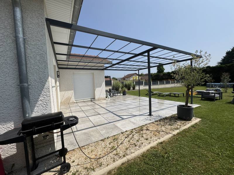Pergola structure acier pour Canisse à Bourgoin Jallieu
