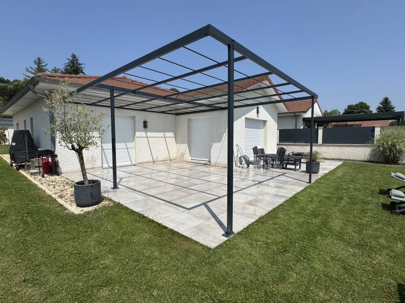 Pergola structure acier pour Canisse à Bourgoin Jallieu
