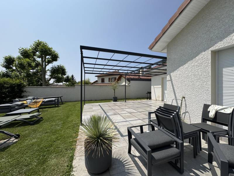Pergola structure acier pour Canisse à Bourgoin Jallieu