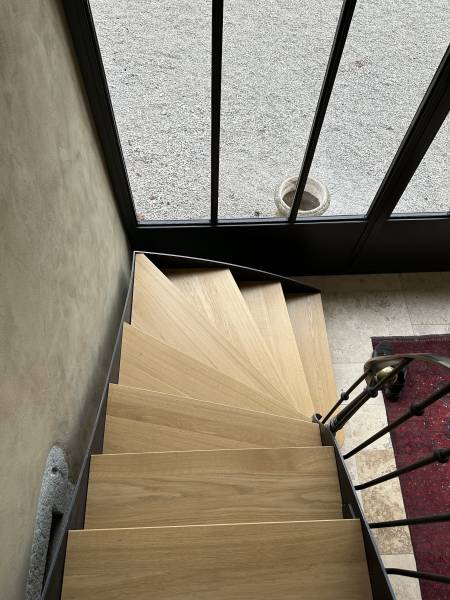 Escalier un quart tournant en acier brut à Ayse