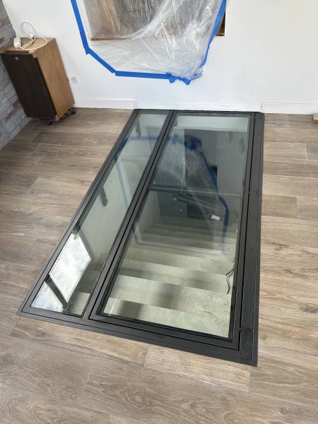 Trappe avec une partie ouvrante et une partie fixe