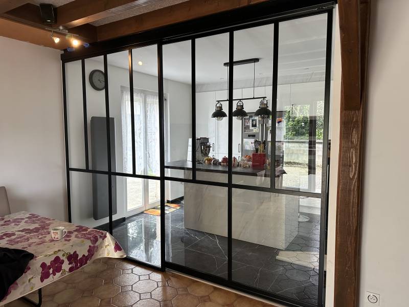 Verrière coulissante cuisine en acier sur mesure – Saint-André-le-Gaz (Isère)