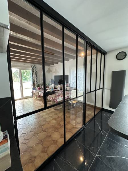 Verrière coulissante cuisine en acier sur mesure – Saint-André-le-Gaz (Isère)